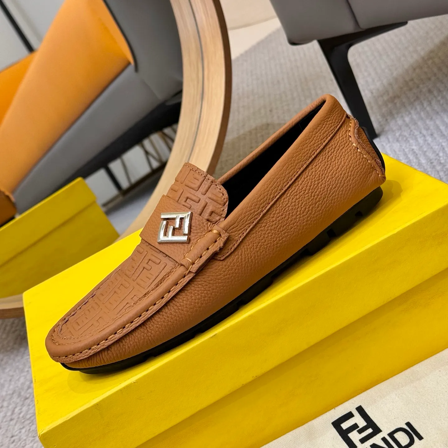 Men's shoes 💰420 [FENDI Fendi] 2⃣️0⃣️2⃣️5️⃣New Milan men's fashion lazy catwalk style ✅ fashionable casual beanie shoes, imported calfskin fabric, super smooth texture, sweat-absorbent and breathable, (sheepskin lining). Metal LOGO on the shoe body, Medusa avatar, irregular avatar, high-end craftsmanship logo✅ French Loft set foot design style 👟Low-key and elegant, great on-foot effect... Men's shoe size: 38-46 (4-12)